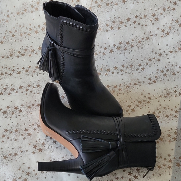 Coach boots w/ ankle tassels - Picture 3 of 6